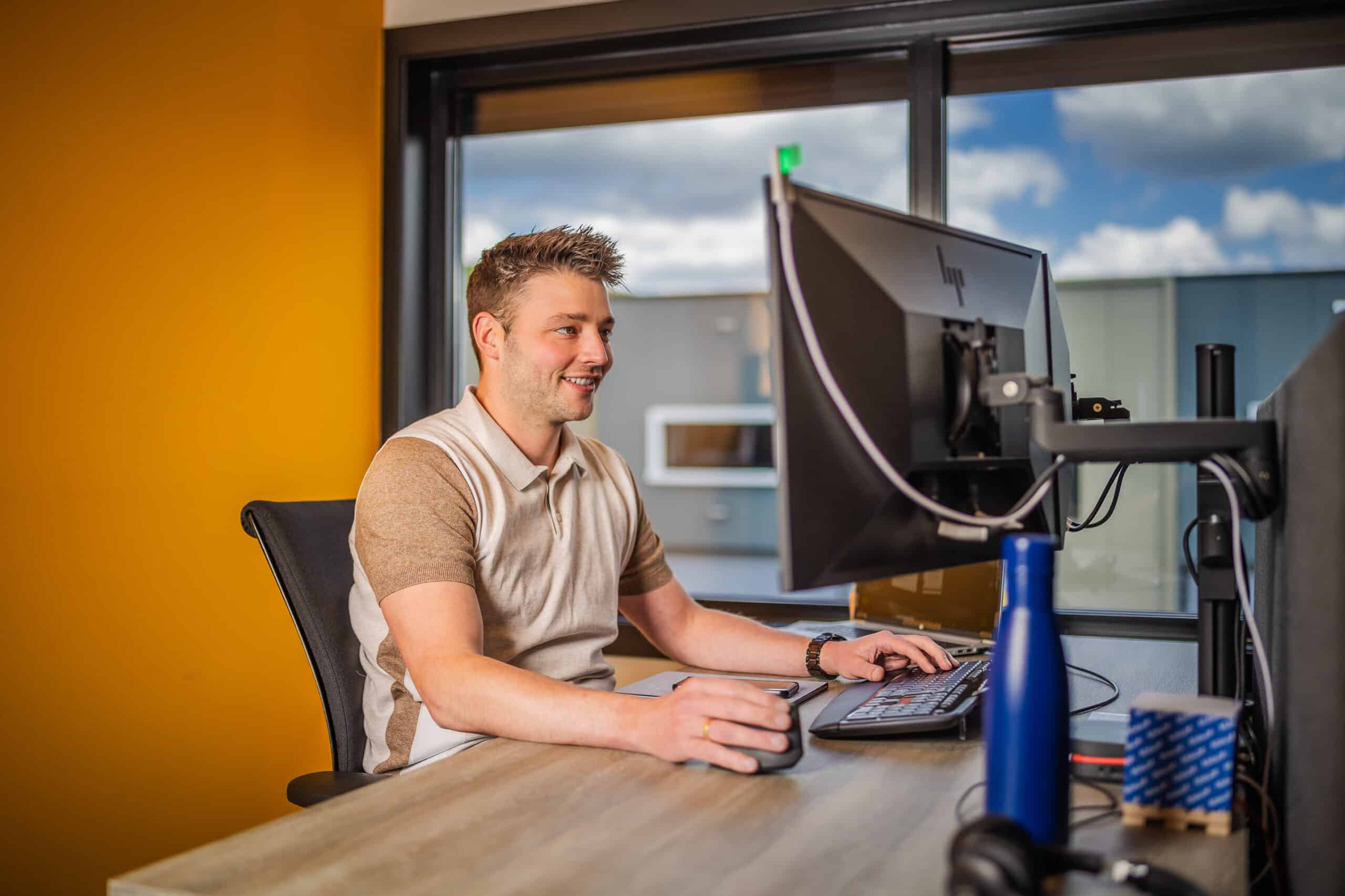 Foto van Remco werkende achter computer