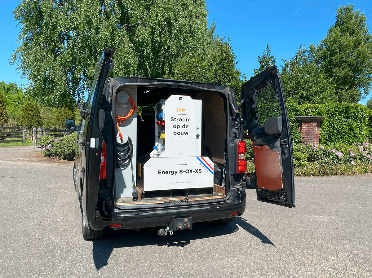 De Mobile B-OX-XS achterin de OX Power bus met de deuren open, schuinaanzicht