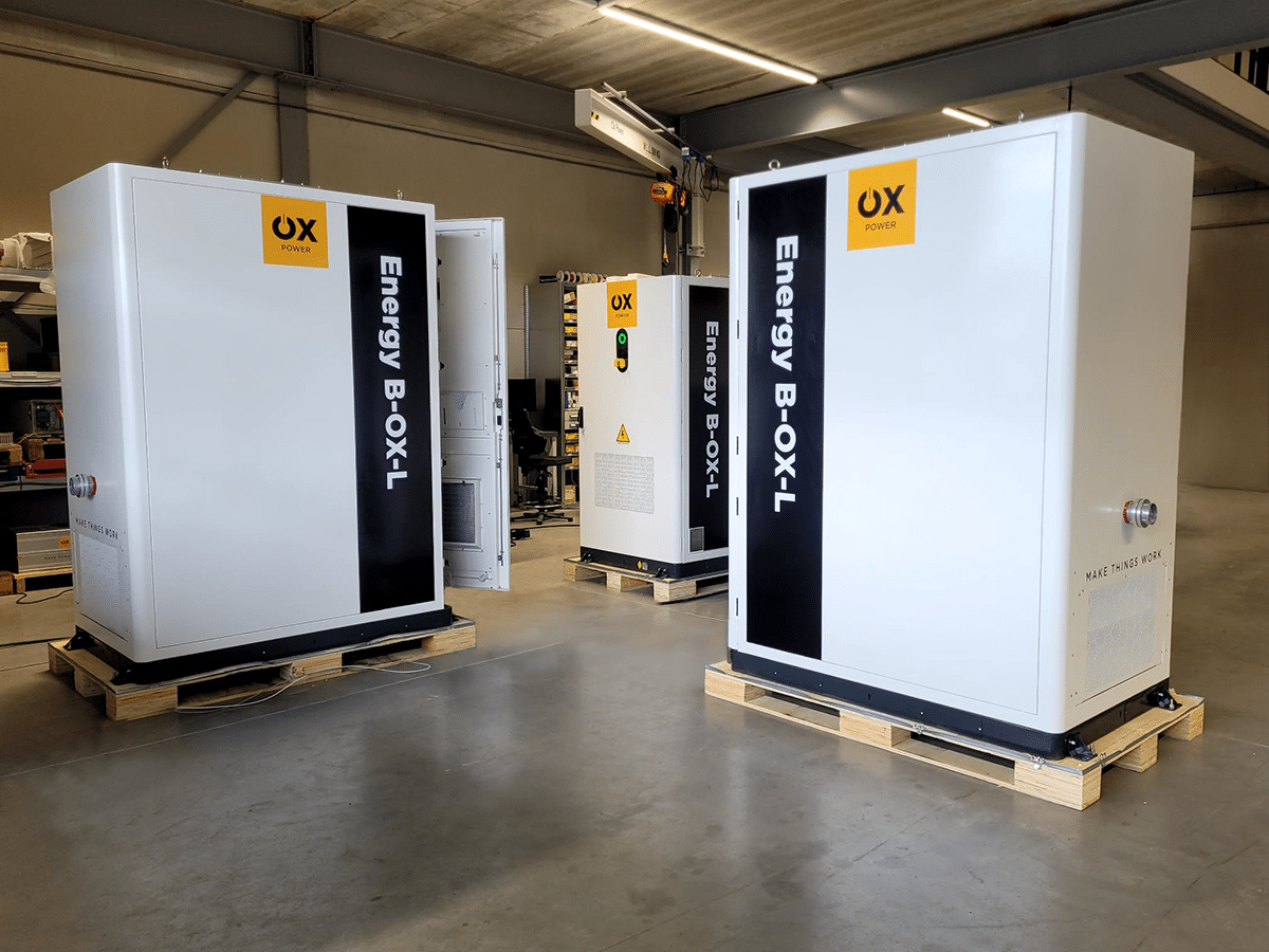Drie on-grid Energy B-OX-Ls klaar voor gebruik.